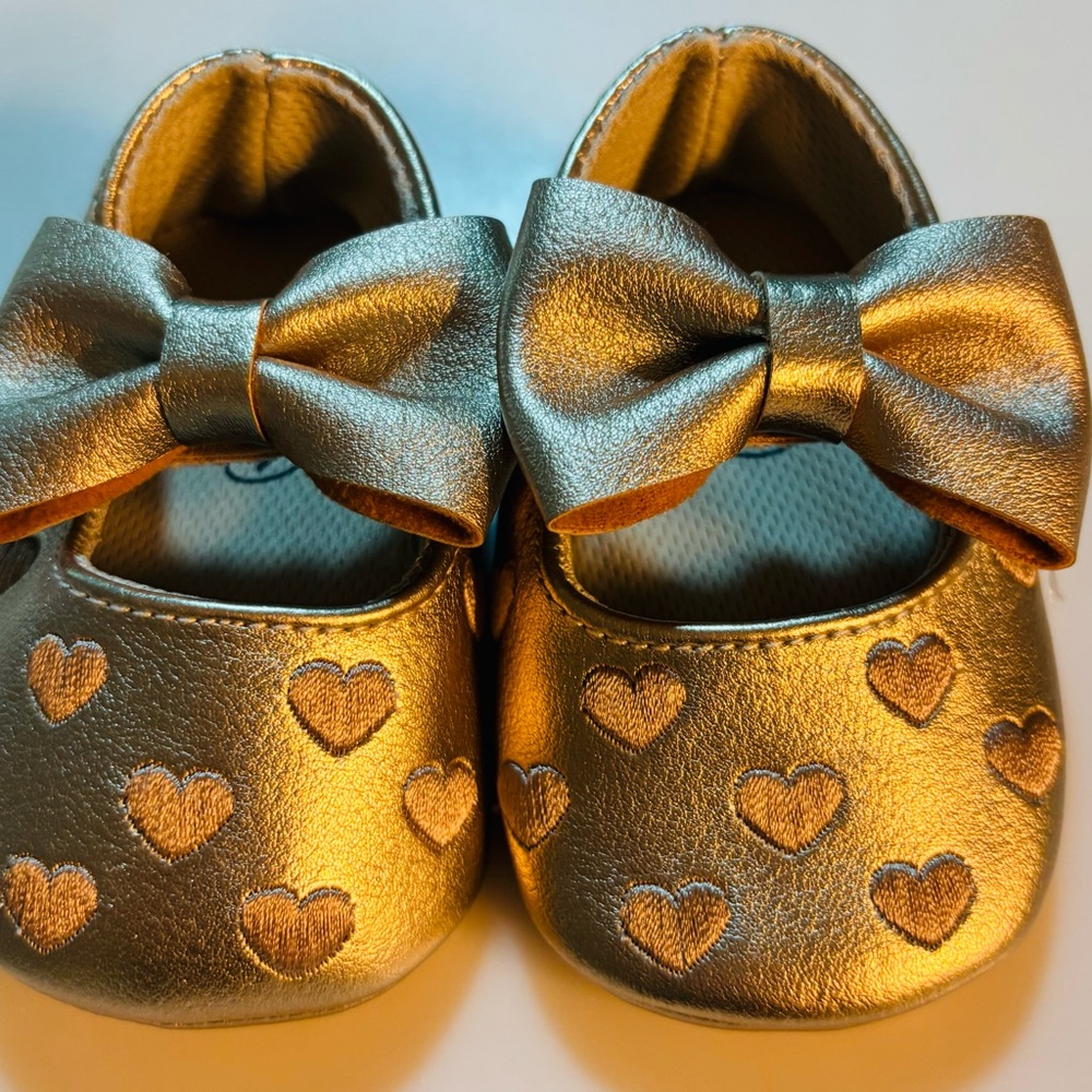 NEW Infant crib shoes (0 to 6 months)